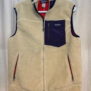 Patagonia Men’s Retro Fleece Vest.            Beige and dark Fleece Vest for Men
